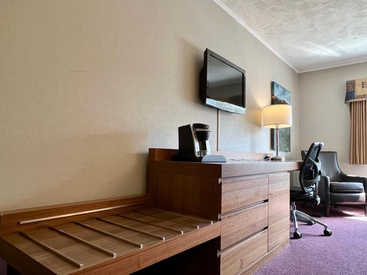 Atlantic Host Hotel, Trademark Collection By Wyndham Bathurst Bagian luar foto