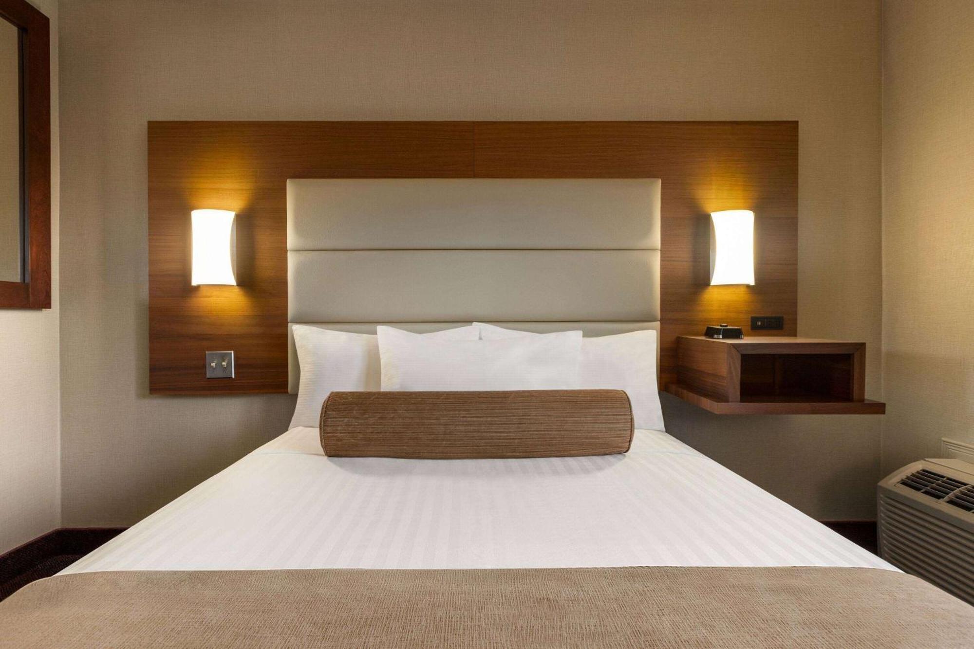Atlantic Host Hotel, Trademark Collection By Wyndham Bathurst Bagian luar foto